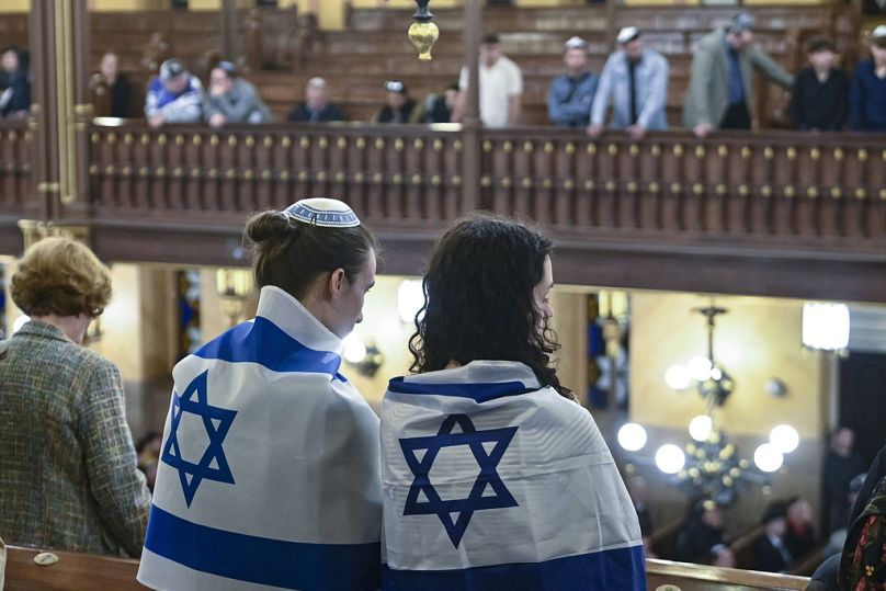 Zsidó hívek a Dohány utcai zsinagógában