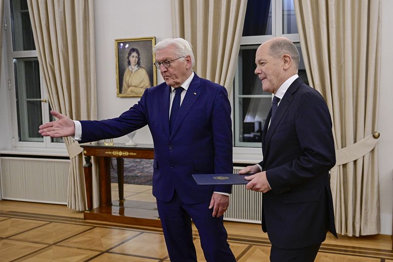 O presidente  Frank-Walter Steinmeier reúne-se com o chanceler Olaf Sholz após moção de confiança chumbada
