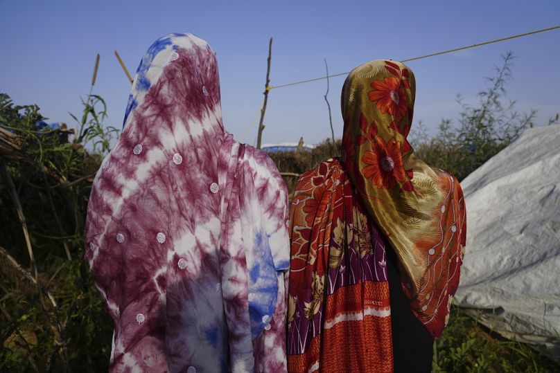 نساء فررن من الحرب في السودان وطلبن عدم الكشف عن هويتهن خوفًا من الانتقام بعد الإبلاغ عن الاستغلال الجنسي يسيرن في مخيم للاجئين في تشاد 5 تشرين الأول أكتوبر 2024