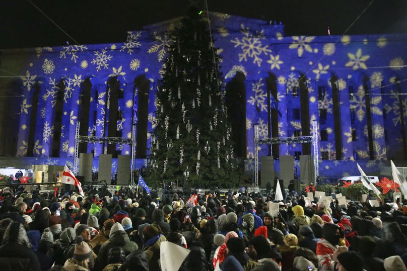 Demonstranten versammeln sich am Samstag vor dem Parlamentsgebäude in Tiflis zu einer Anti-Regierungs-Kundgebung.