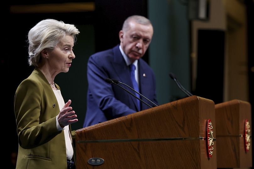 Ursula von der Leyen s'adresse aux journalistes lors d'une conférence de presse conjointe avec le président turc Recep Tayyip Erdogan à Ankara, le mardi 17 décembre 2024.