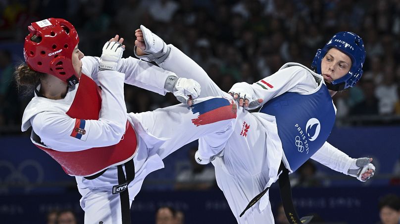 Márton Viviana (kék) és a szerb Aleksandra Perisic a női tekvondósok 67 kilogrammos versenyének olimpiai döntőjében 2024. augusztus 9-én. 