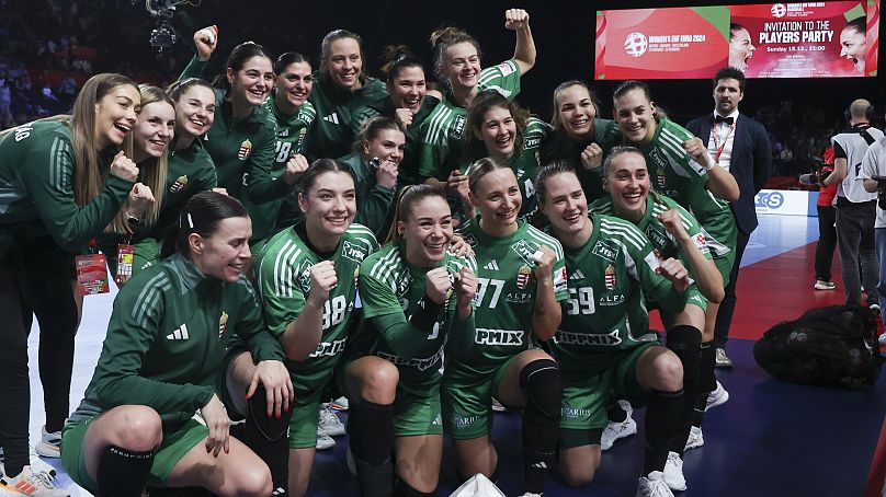 A bronzérmes magyar női kézilabda válogatott Bécsben, a 3. helyről döntő mérkőzés után 2024. december 15-én.