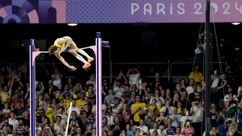 Armand Duplantis sikeres kísérlete a 625 centiméteres magasságon a férfi rúdugrás olimpiai döntőjében 2024. augusztus 5-én.