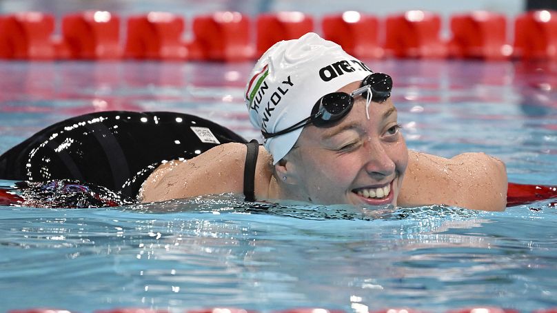 Az aranyérmes Konkoly Zsófia a paralimpiai játékok női 200 méteres vegyesúszás SM9 kategóriájának döntője után 2024. szeptember 5-én. 