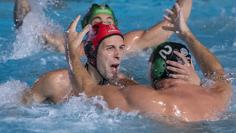A BL-győztes FTC játékosai, Vogel Soma (piros sapkában) és Dusan Mandics (2) ünnepelnek a Pro Recco elleni döntő után 2024. június 7-én.