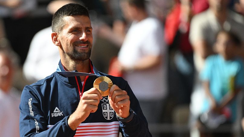 Az aranyérmes Novak Djokovic, a férfi egyes tenisztorna győztese a párizsi olimpián a Trocadéro téren a Bajnokok Parkjában 2024. augusztus 5-én. 