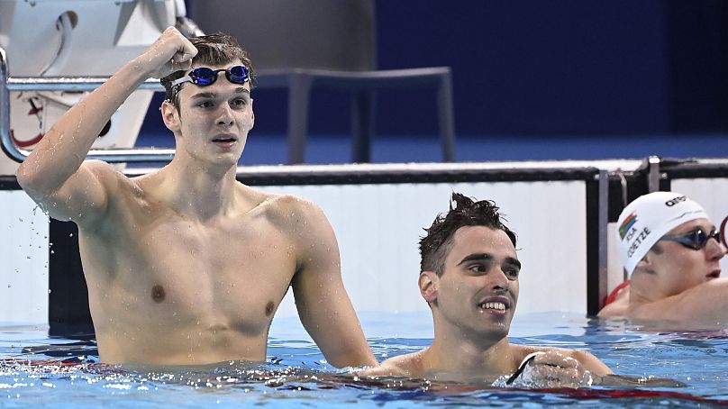 A győztes Kós Hubert (a fején úszószemüveggel) és a görög Aposztolosz Hrisztu a férfi 200 méteres hátúszás olimpiai döntője után 2024. augusztus 1-jén.
