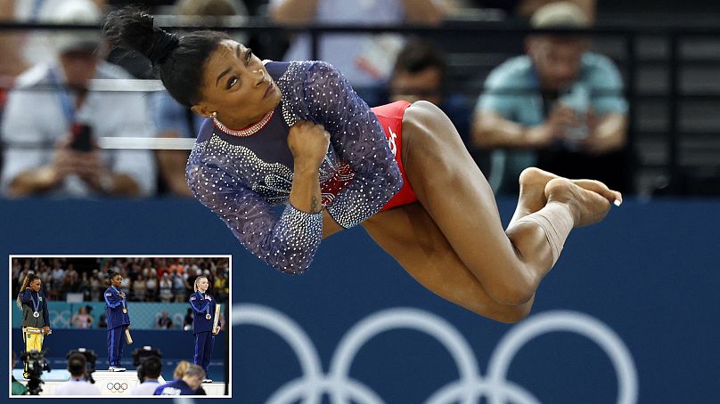 Simone Biles talajgyakorlat közben, a kis képen pedig az olimpiai dobogó tetején az egyéni szerenkénti döntő után a Bercy Arénában 2024. augusztus 3-án.