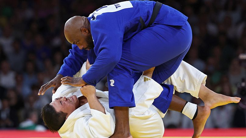 Teddy Riner (kékben) győz a dél-koreai Kim Mindzsong ellen a párizsi olimpia férfi cselgáncsversenye 100 kilogrammos súlycsoportjának döntőjében 2024. augusztus 2-án.