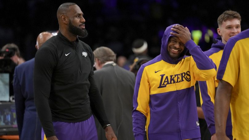 LeBron James (balra) és fia Bronny James a Los Angeles Lakers - Phoenix Suns mérkőzés előtt 2024 október 25-én.