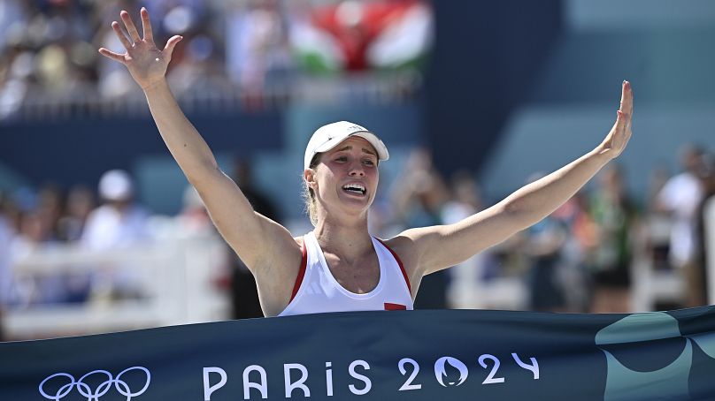 Az aranyérmes Gulyás Michelle a célban a női öttusázók olimpiai döntőjében a versailles-i kastély parkjában 2024. augusztus 11-én