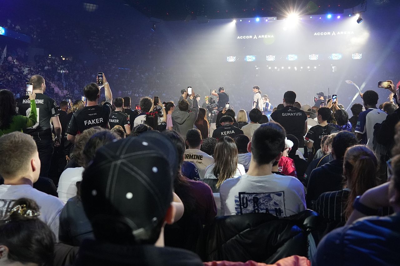 Thousands of fans came to see the "ultimate boss of LoL", the South Korean Faker