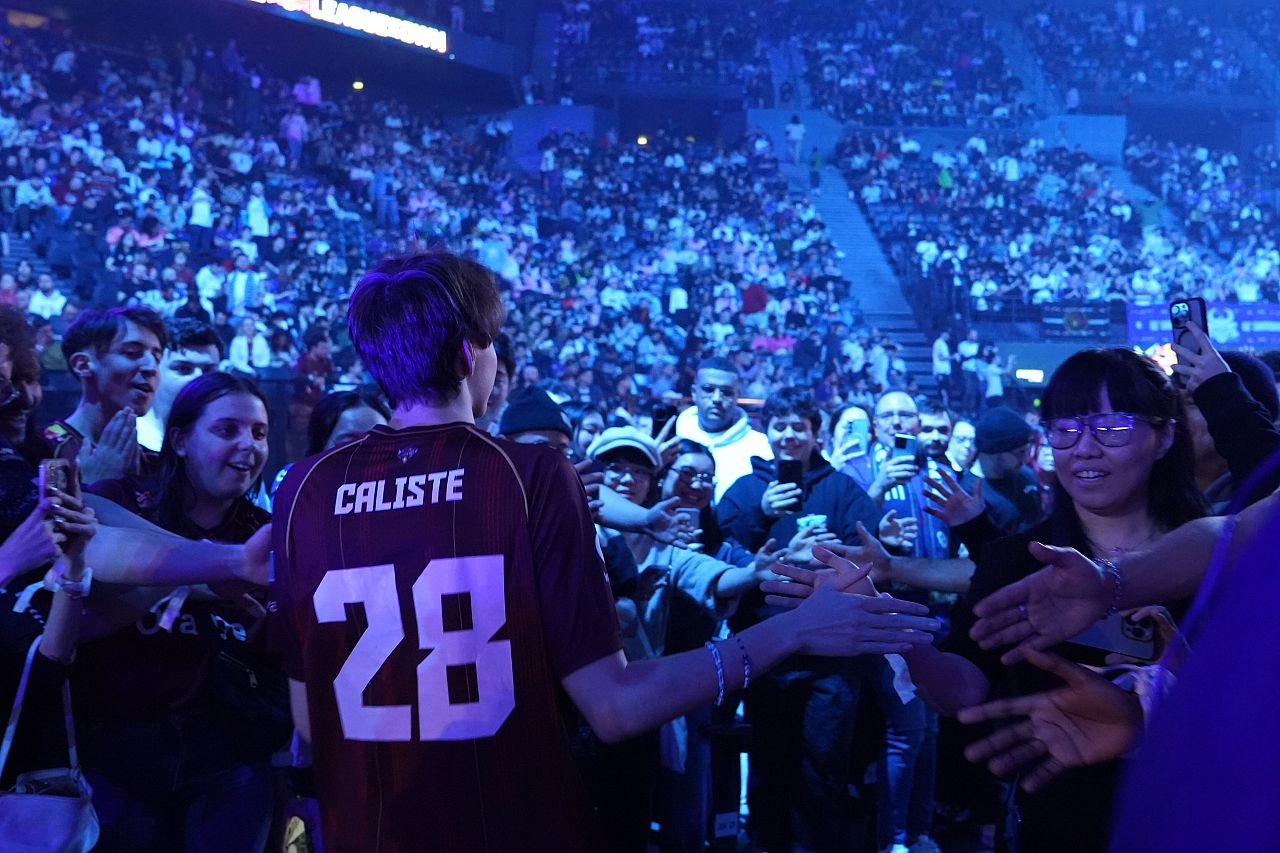 Caliste (Karmine Corp) greets his fans. The 18-year-old player is announced as the future French prodigy