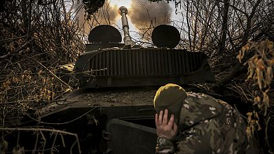 Żołnierze 24 Brygady Zmechanizowanej strzelają z samobieżnej haubicy 122 mm 2s1 w kierunku rosyjskich pozycji w pobliżu miasta Chasiw Jar w obwodzie donieckim na Ukrainie, 13.11.24.