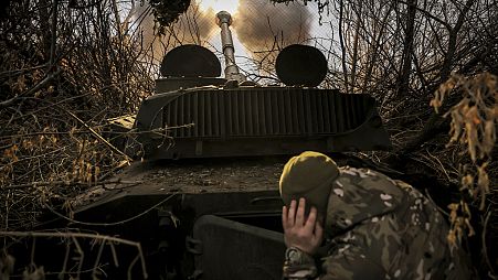 Soldaten der 24. Mechanisierten Brigade feuern auf russische Stellungen in der Nähe der Stadt Tschassiw Jar in der Region Donezk, Ukraine, Mittwoch, 13. November 2024.