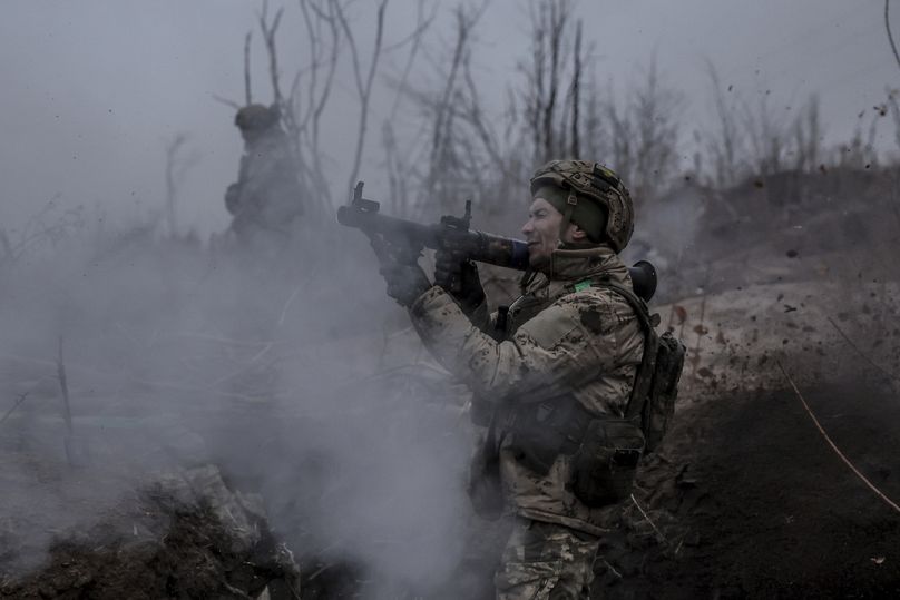 Un militar de la 24ª Brigada Mecanizada mejora sus habilidades tácticas en el campo de entrenamiento en la región de Donetsk, Ucrania, el viernes 29 de noviembre de 2024.