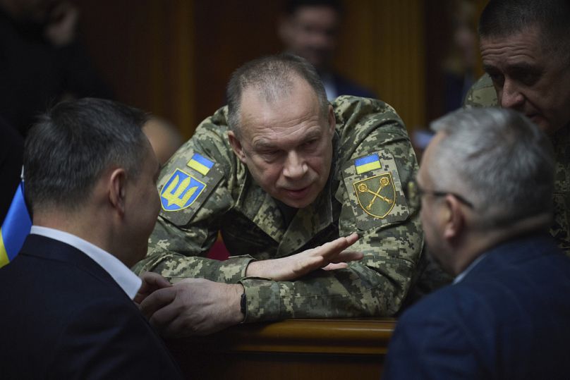 El comandante en jefe de las Fuerzas Armadas de Ucrania, general Oleksandr Syrskyi, habla con los parlamentarios en la Verjovna Rada en Kiev, Ucrania