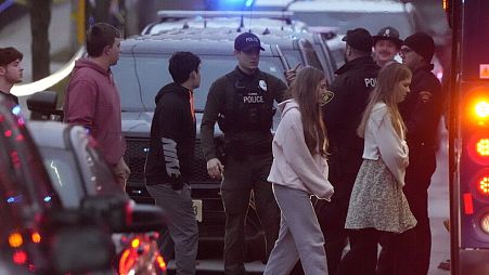 Schüler steigen in einen Bus, als sie nach einer Schießerei an der Abundant Life Christian School den Schutzraum verlassen, Montag, 16. Dezember 2024