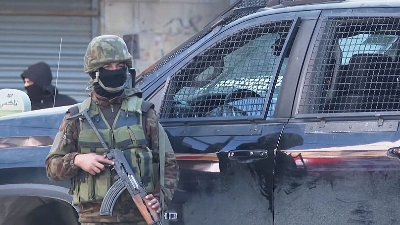 Un soldat de l'AP dans les rues de Jenine en Cisjordanie