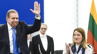  Edmundo González Urrutia insieme a Roberta Metsola