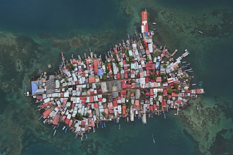 Os edifícios cobrem a ilha Gardi Sugdub, Panamá