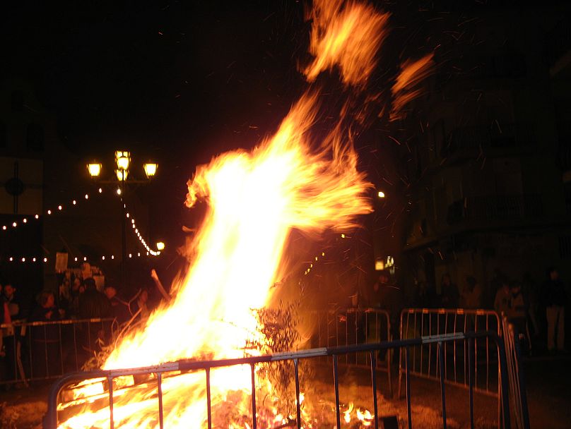 I falò medievali si svolgono nei villaggi per la Festa di San Antón