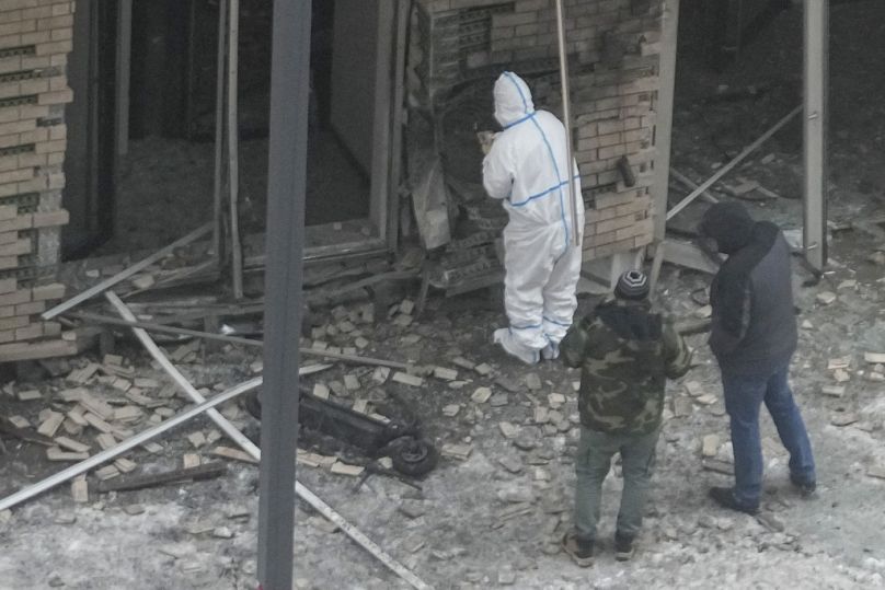 Des enquêteurs travaillent près d'un scooter à l'endroit où Kirillov et son assistant Ilya Polikarpov ont été tués par un engin explosif.
