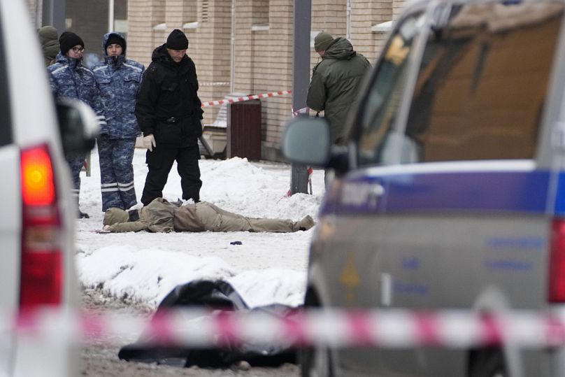 Des enquêteurs travaillent à l'endroit où Kirillov et son assistant ont été tués.