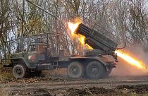 Un lanciarazzi multiplo semovente "Grad" da 122 mm spara verso la posizione ucraina nella regione di Kursk, in Russia