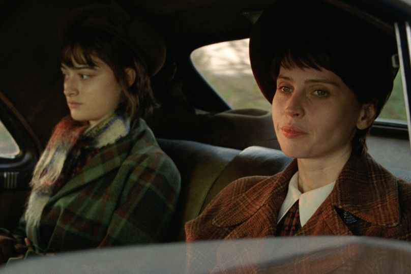 Raffey Cassidy és Felicity Jones 