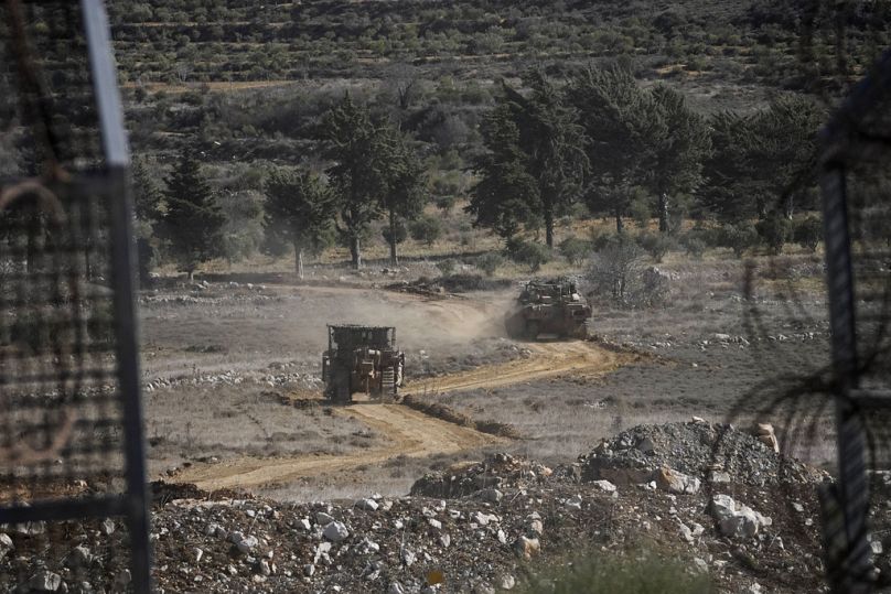 مركبات مدرعة إسرائيلية تعبر الأراضي السورية الجمعة، 13 ديسمبر/كانون الأول 2024.
