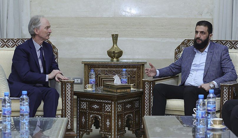 Le chef d'HTC, Ahmed al-Charaa, lors de sa rencontre avec l'envoyé spécial des Nations unies pour la Syrie, Geir Pedersen, à Damas, le lundi 16 décembre 2024.
