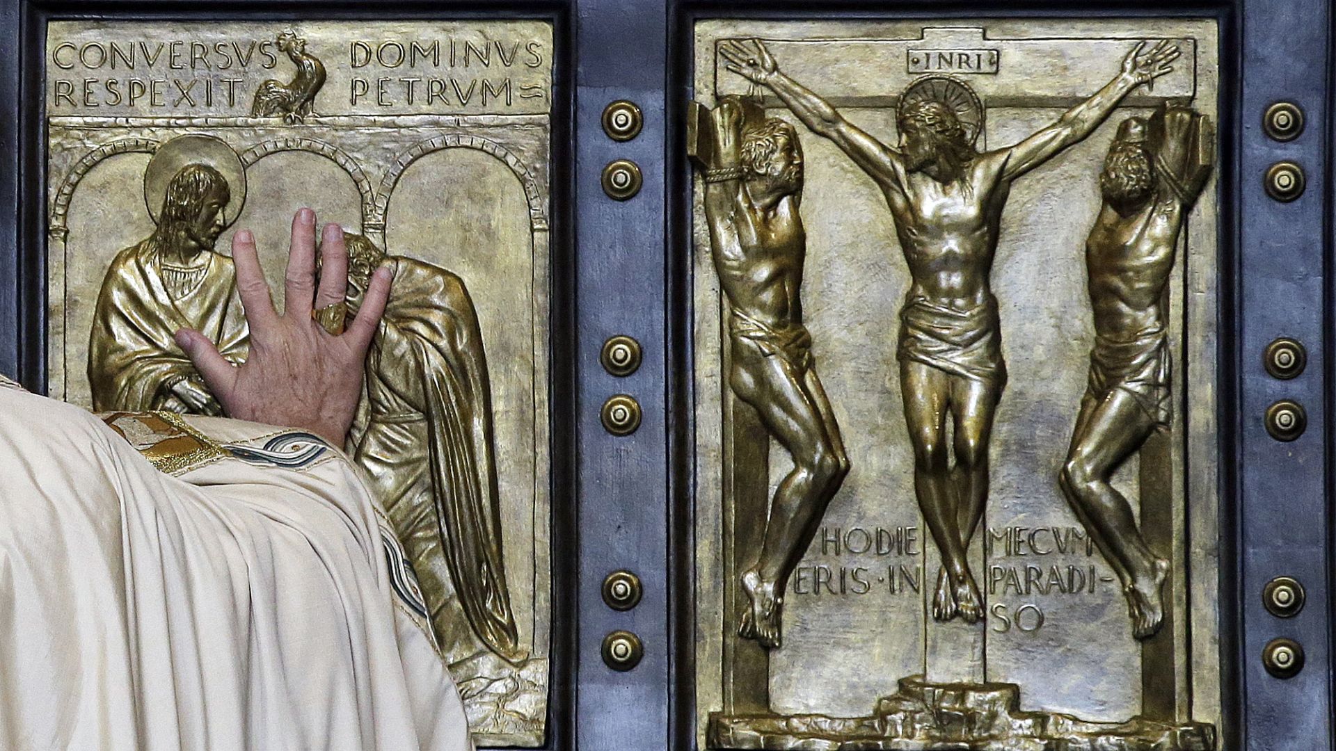 Giubileo 2025, cos'è la Porta Santa: come e quando si apre a San Pietro