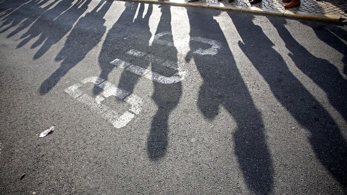 Un autobus impazzito si schianta contro un taxi e una terrazza alla Gare do Oriente di Lisbona