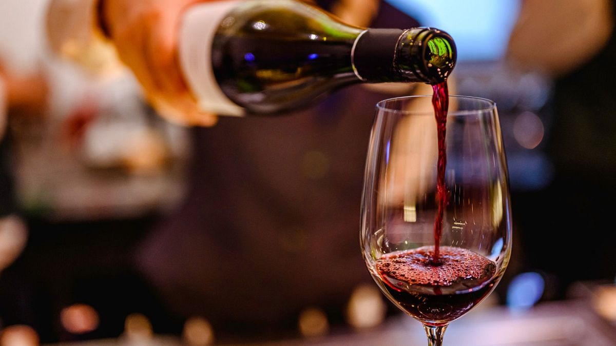Beber un vaso pequeño de vino al día es bueno para el corazón según un nuevo estudio español