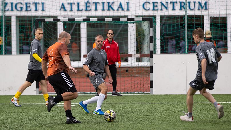 Amatőr kispályás focimeccs résztvevői a Margitszigeti Atlétikai Centrumban 