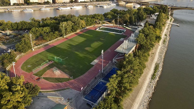 A Margitszigeti Atlétikai Centrum napjainkban, háttérben a Margit-híd