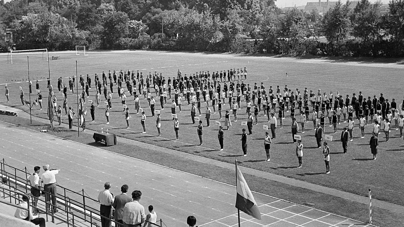 Úttörők országos négytusa versenyén résztvevő csapatok az Úttörő Stadionban 1961-ben