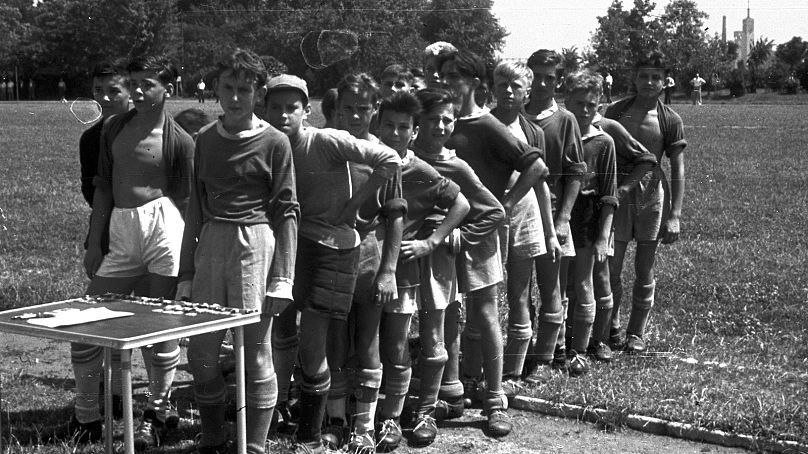 Futballtorna éremátadásához felsorakozó csapatok az Úttörő Stadionban 1957-ben