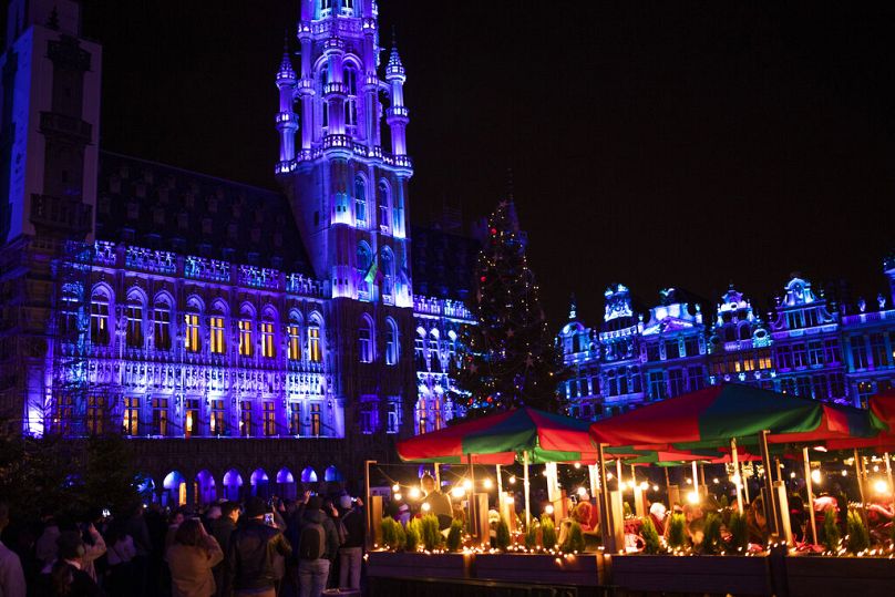 Persone visitano la Grand Square nel centro di Bruxelles, 18 dicembre 2019