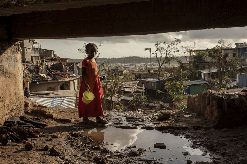 Ein junges Mädchen geht im Kaweni-Slum am Rande von Mamoudzou auf der französischen Insel Mayotte, Donnerstag, 19. Dezember 2024