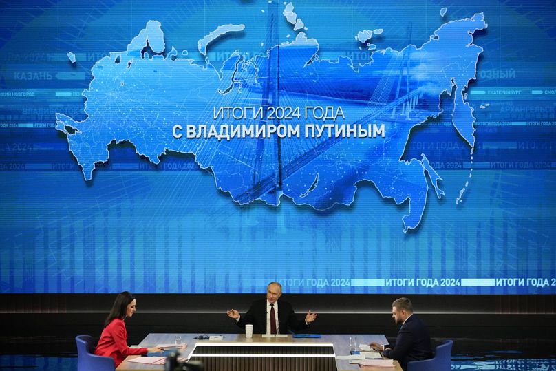 Il presidente russo Vladimir Putin parla durante la sua conferenza stampa annuale al Gostinny Dvor a Mosca, Russia
