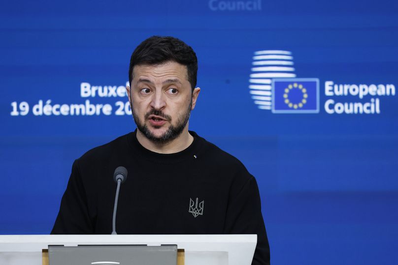 Le président ukrainien Volodymyr Zelensky s'adresse aux médias lors du sommet de l'UE à Bruxelles, le jeudi 19 décembre 2024.