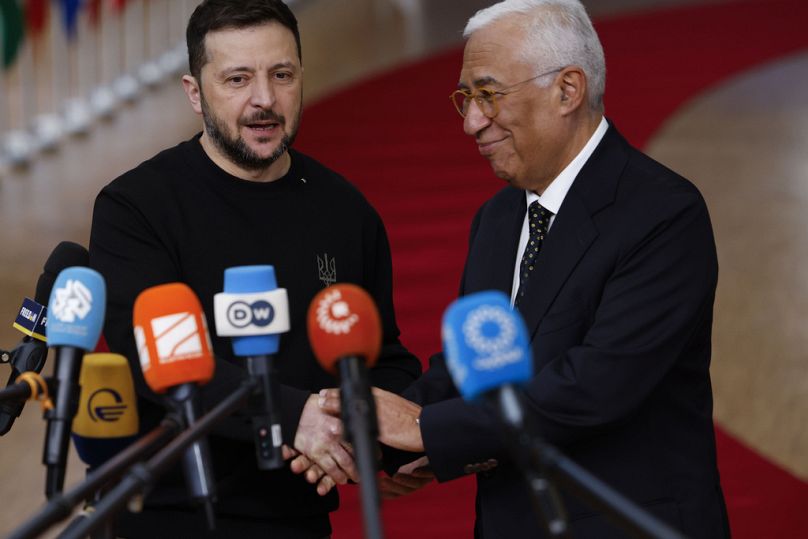 Il presidente ucraino Volodymyr Zelensky e il presidente del Consiglio europeo Antonio Costa al loro arrivo per un vertice dell'Ue a Bruxelles, 19 dicembre 2024