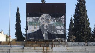 Un poster danneggiato del defunto presidente siriano Hafez al-Assad è visibile sopra gli spalti dello stadio utilizzato come postazione militare a Damasco, 19 dicembre 2024