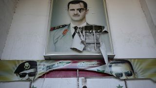 Un poster strappato mostra il presidente siriano spodestato Bashar Al-Assad a Damasco, in Siria, (14 dicembre 2024)