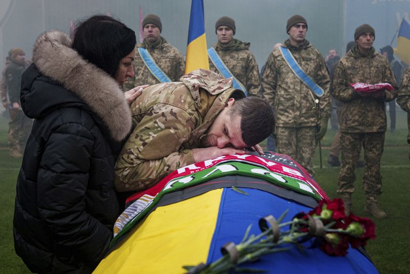 Elvesztett családtagját gyászolja egy ukrán katona