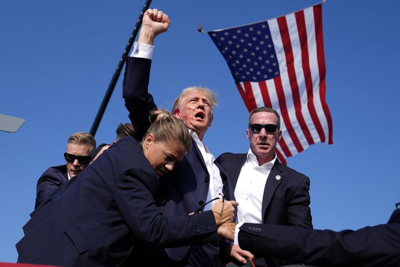 Donald Trump amerikai elnökjelöltet testőrei viszik le a színpadról, miután a merénylő lövése eltalálta a fülét