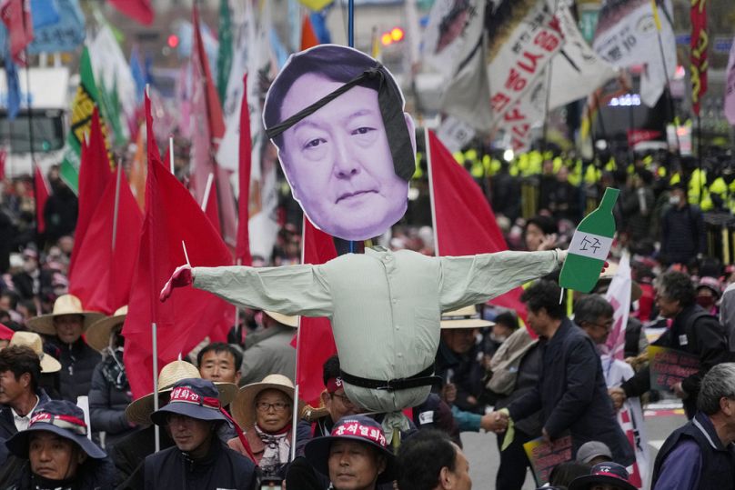Belebukott a hadiállapotba a dél-koreai elnök